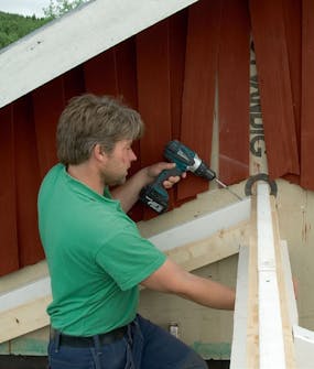 Byg selv udestue: Spærene lægges op og skrues fast Byg selv udestue: Spærene lægges op og skrues fast